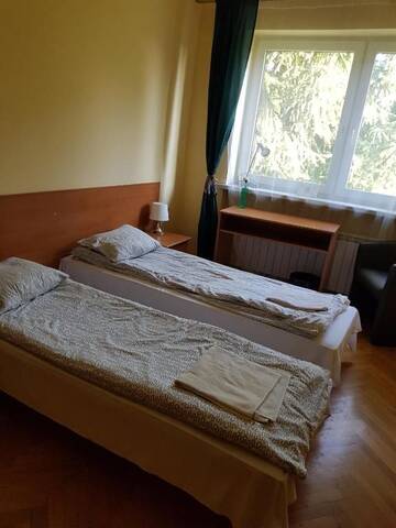 Фото номера Двухместный номер с 2 отдельными кроватями и ванной комнатой Хостелы Pokoje pod świerkiem- Rehasol Clinic г. Сважендз 13