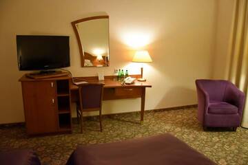 Фото номера Роскошный трехместный номер Отель Hotel Amaryllis г. Сважендз 6