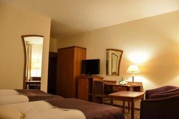 Фото номера Стандартный двухместный номер с 2 отдельными кроватями Отель Hotel Amaryllis г. Сважендз 5